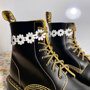 Black Daisy Anklet Chain for Boots & Skates